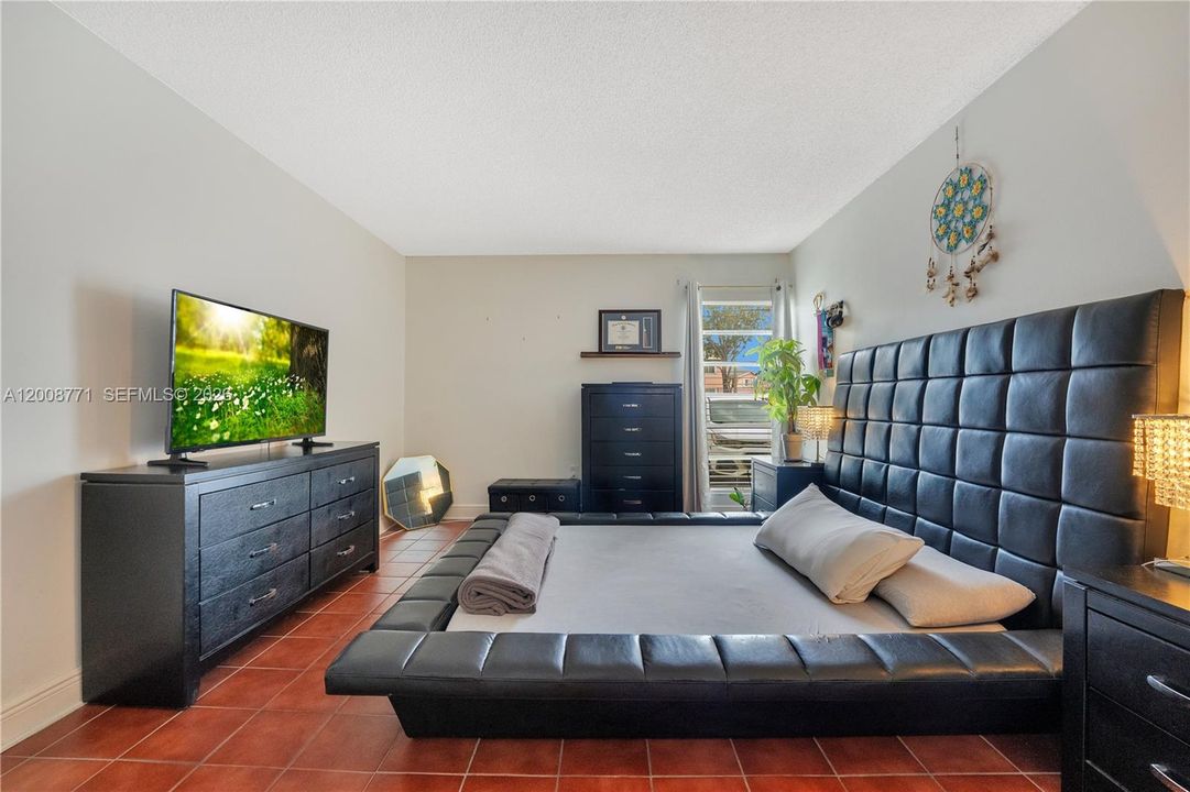 Active With Contract: $310,000 (3 beds, 2 baths, 1024 Square Feet)