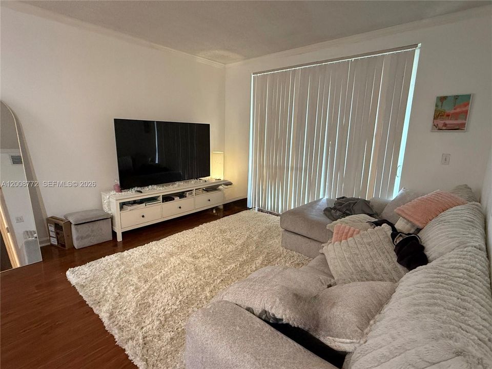 For Sale: $328,500 (1 beds, 1 baths, 673 Square Feet)