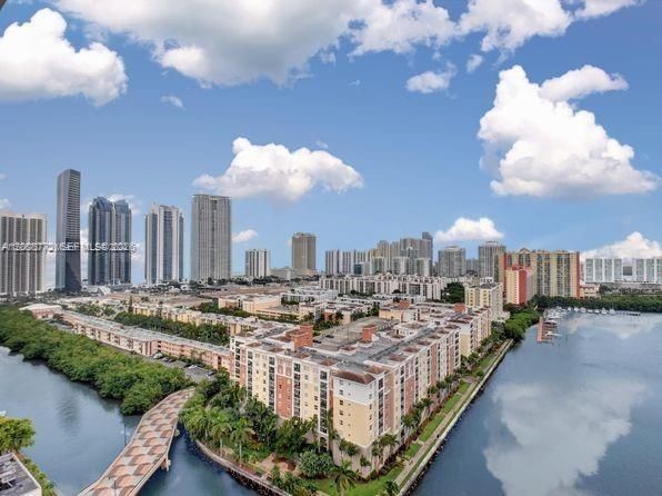 For Sale: $328,500 (1 beds, 1 baths, 673 Square Feet)