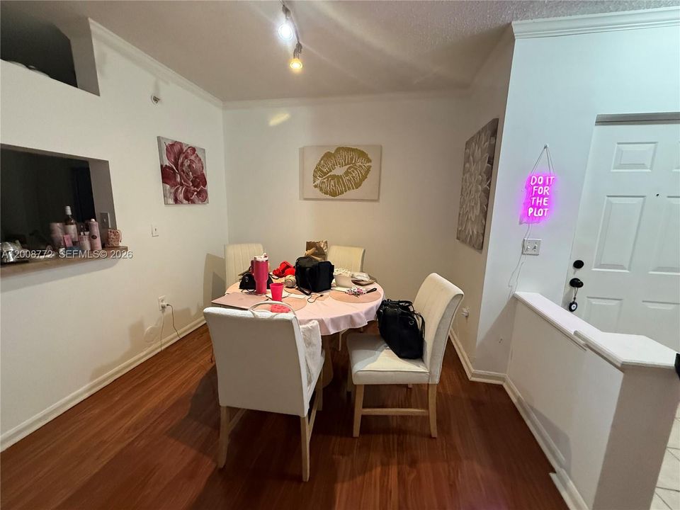 For Sale: $328,500 (1 beds, 1 baths, 673 Square Feet)