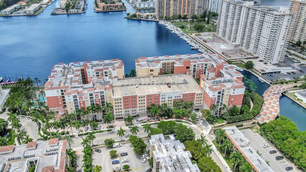 For Sale: $328,500 (1 beds, 1 baths, 673 Square Feet)
