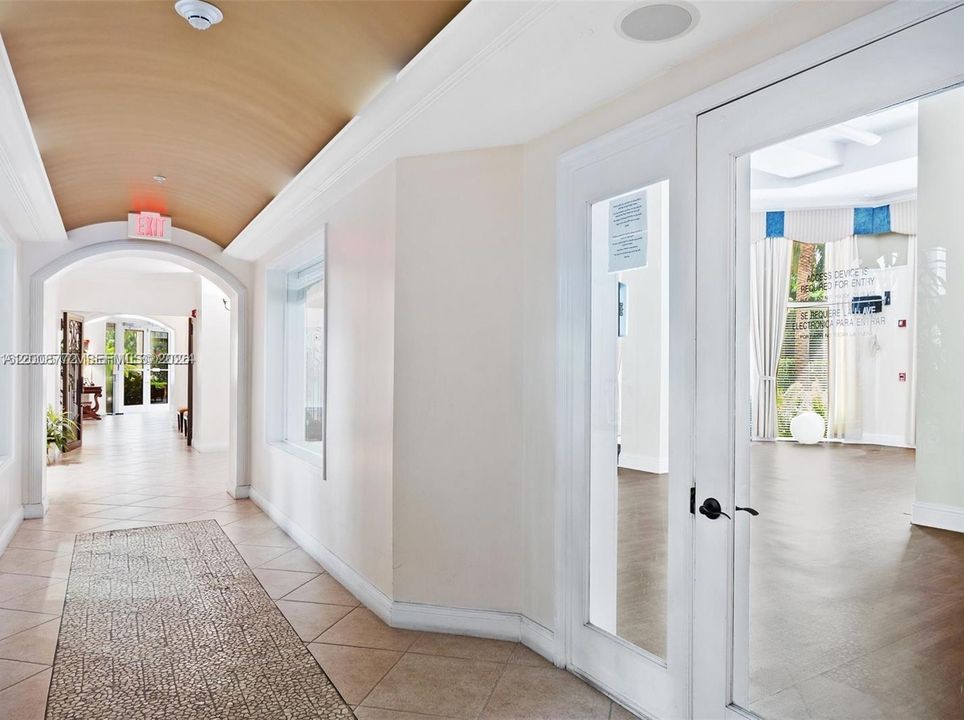 For Sale: $328,500 (1 beds, 1 baths, 673 Square Feet)