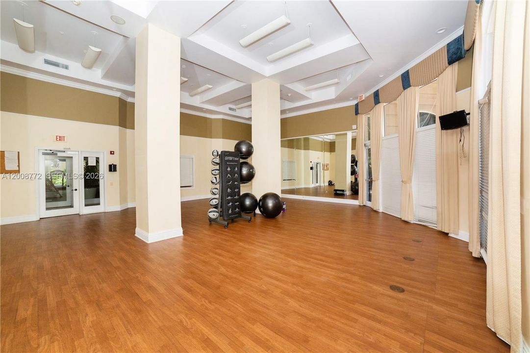 For Sale: $328,500 (1 beds, 1 baths, 673 Square Feet)