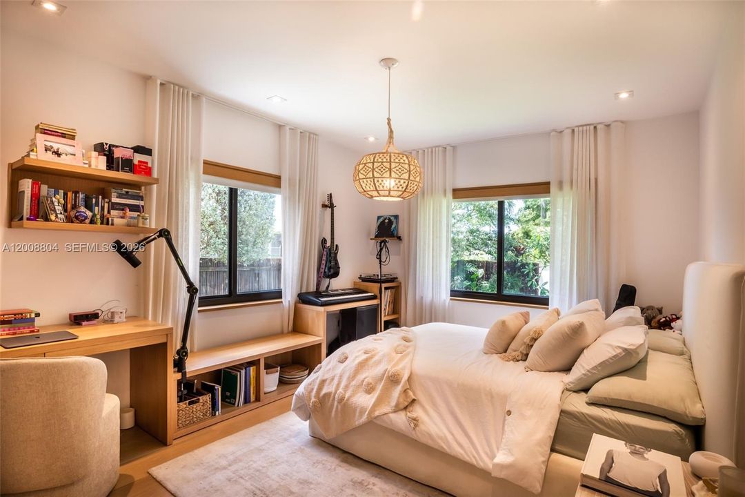 Activo con contrato: $16,500 (4 camas, 3 baños, 2719 Pies cuadrados)