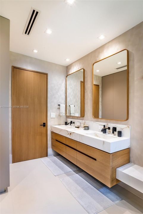 Activo con contrato: $16,500 (4 camas, 3 baños, 2719 Pies cuadrados)