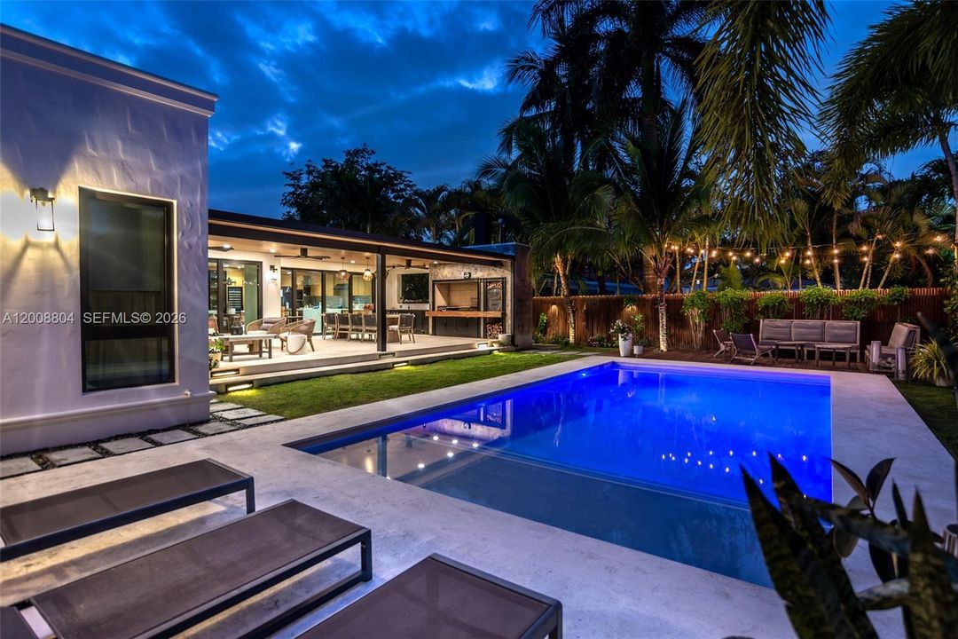 Activo con contrato: $16,500 (4 camas, 3 baños, 2719 Pies cuadrados)