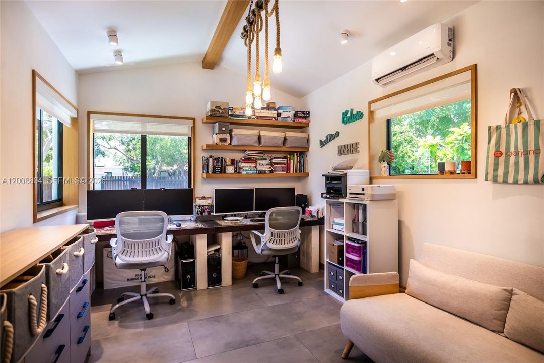 Activo con contrato: $16,500 (4 camas, 3 baños, 2719 Pies cuadrados)