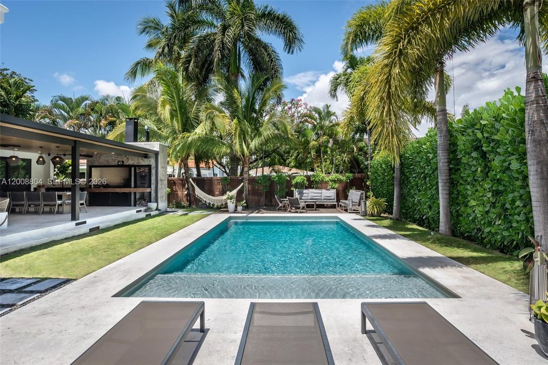 Activo con contrato: $16,500 (4 camas, 3 baños, 2719 Pies cuadrados)