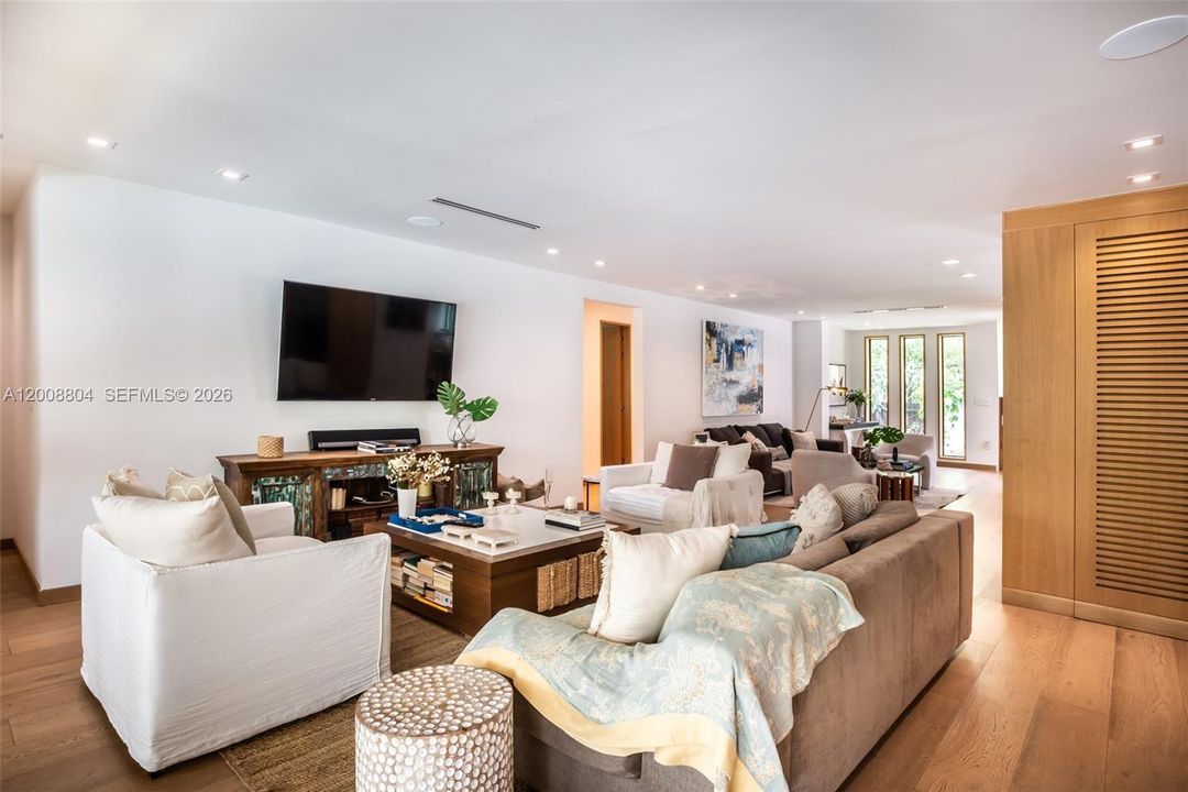 Activo con contrato: $16,500 (4 camas, 3 baños, 2719 Pies cuadrados)