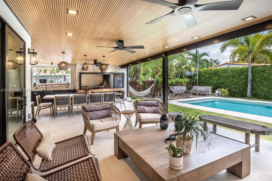 Activo con contrato: $16,500 (4 camas, 3 baños, 2719 Pies cuadrados)