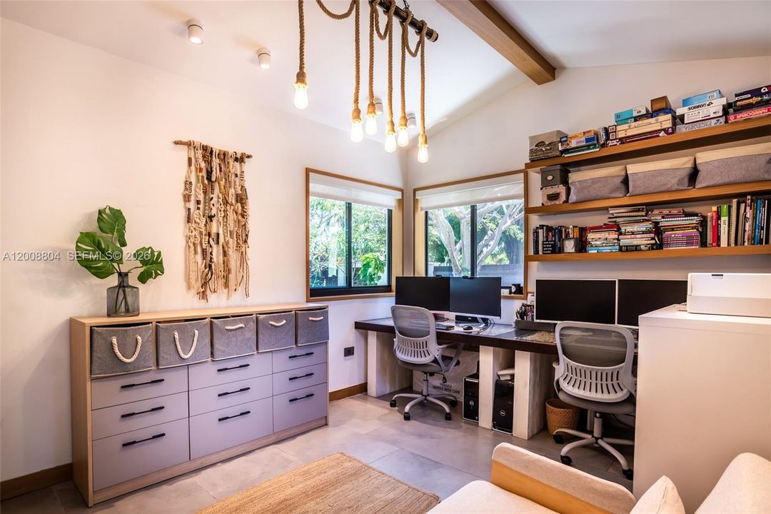 Activo con contrato: $16,500 (4 camas, 3 baños, 2719 Pies cuadrados)