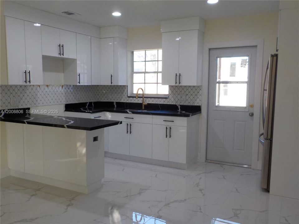 На продажу: $499,999 (2 спален, 2 ванн, 868 Квадратных фут)