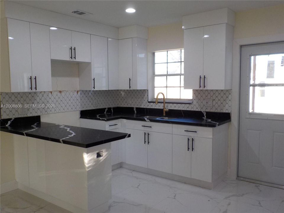 На продажу: $499,999 (2 спален, 2 ванн, 868 Квадратных фут)