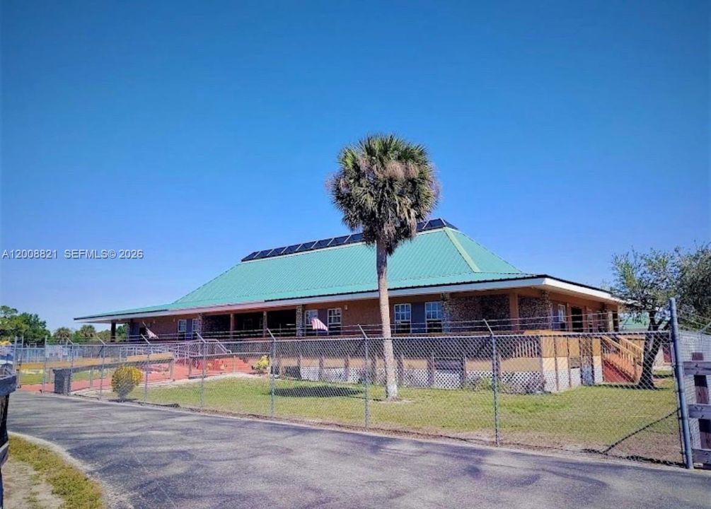 CLUB HOUSE