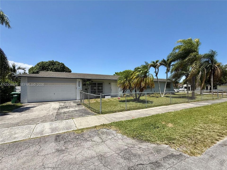 Activo con contrato: $649,900 (3 camas, 3 baños, 1395 Pies cuadrados)