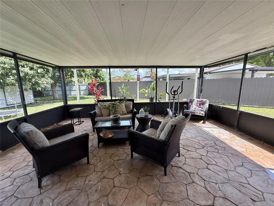 Activo con contrato: $649,900 (3 camas, 3 baños, 1395 Pies cuadrados)