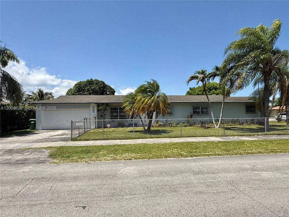 Activo con contrato: $649,900 (3 camas, 3 baños, 1395 Pies cuadrados)