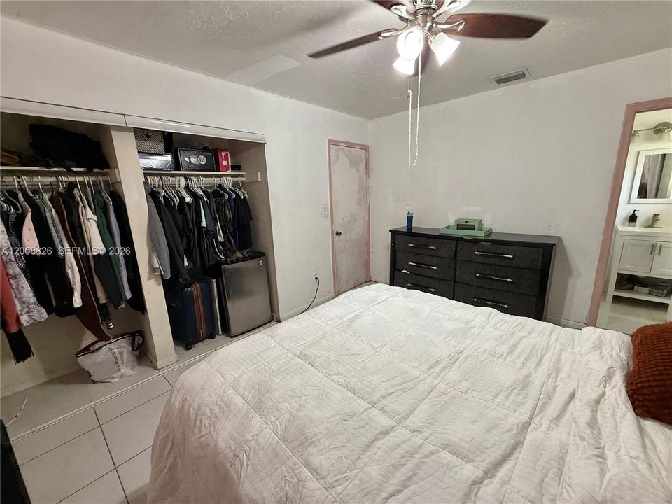 Activo con contrato: $649,900 (3 camas, 3 baños, 1395 Pies cuadrados)