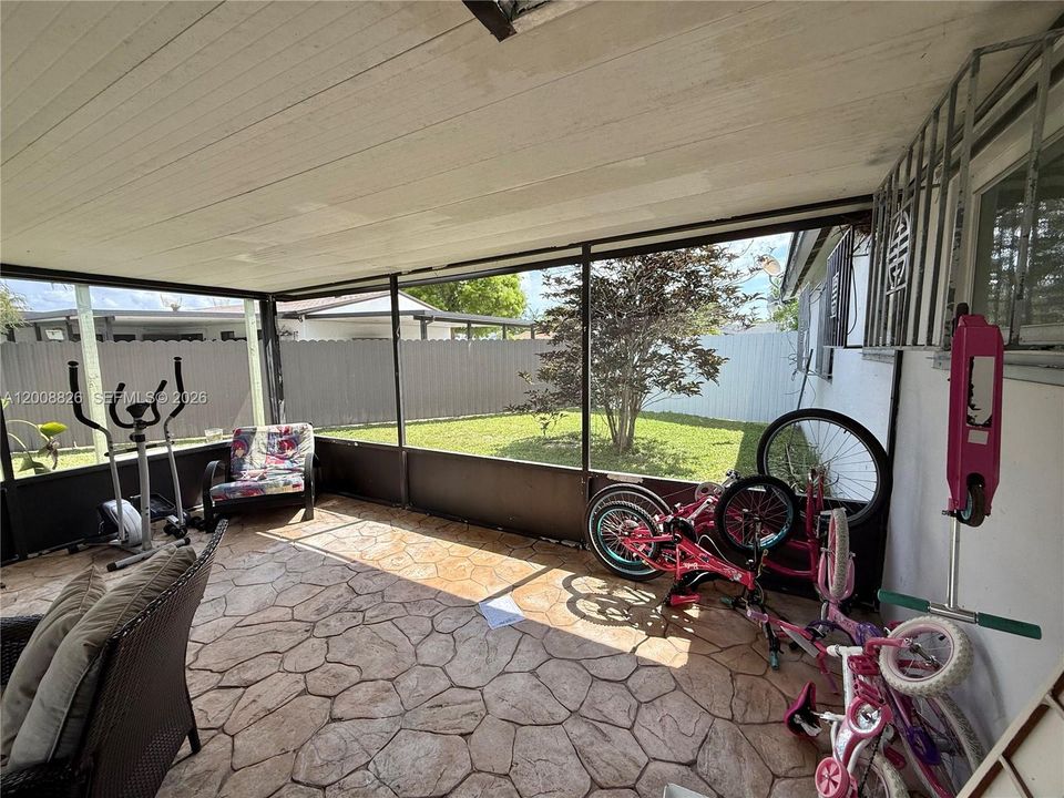 Activo con contrato: $649,900 (3 camas, 3 baños, 1395 Pies cuadrados)