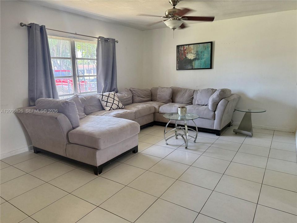 Activo con contrato: $649,900 (3 camas, 3 baños, 1395 Pies cuadrados)