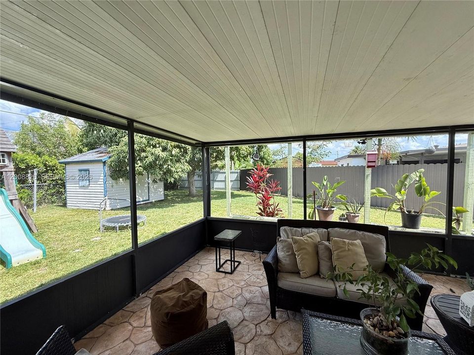 Activo con contrato: $649,900 (3 camas, 3 baños, 1395 Pies cuadrados)