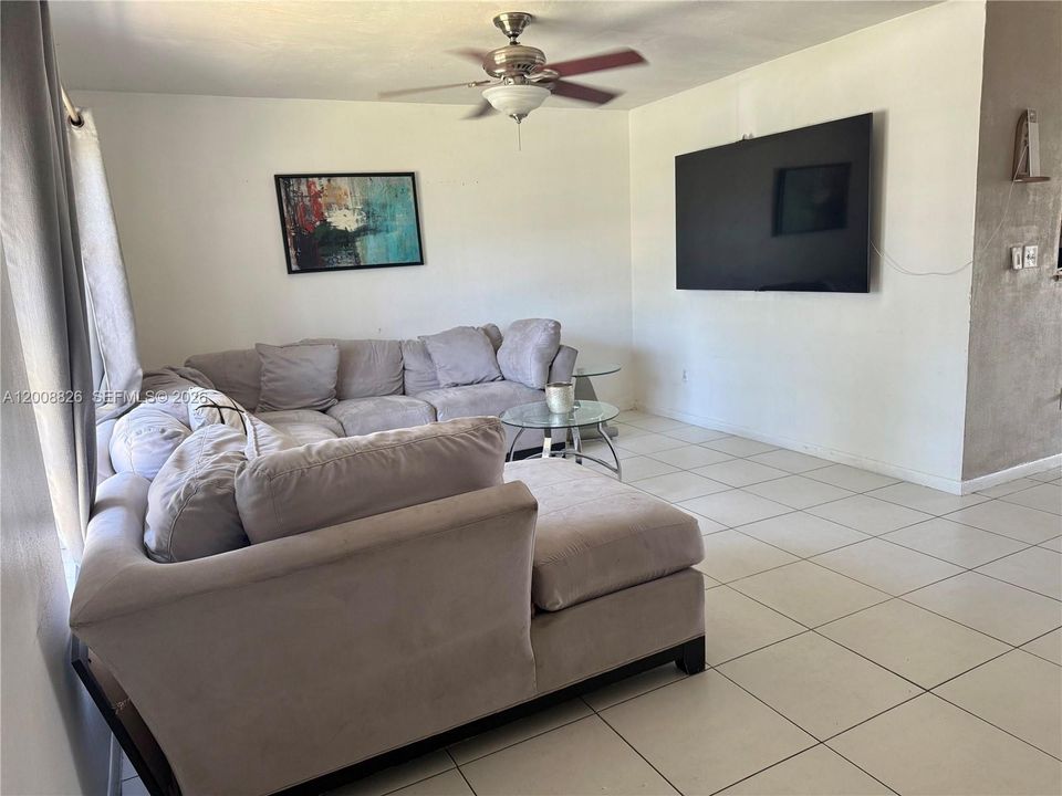 Activo con contrato: $649,900 (3 camas, 3 baños, 1395 Pies cuadrados)