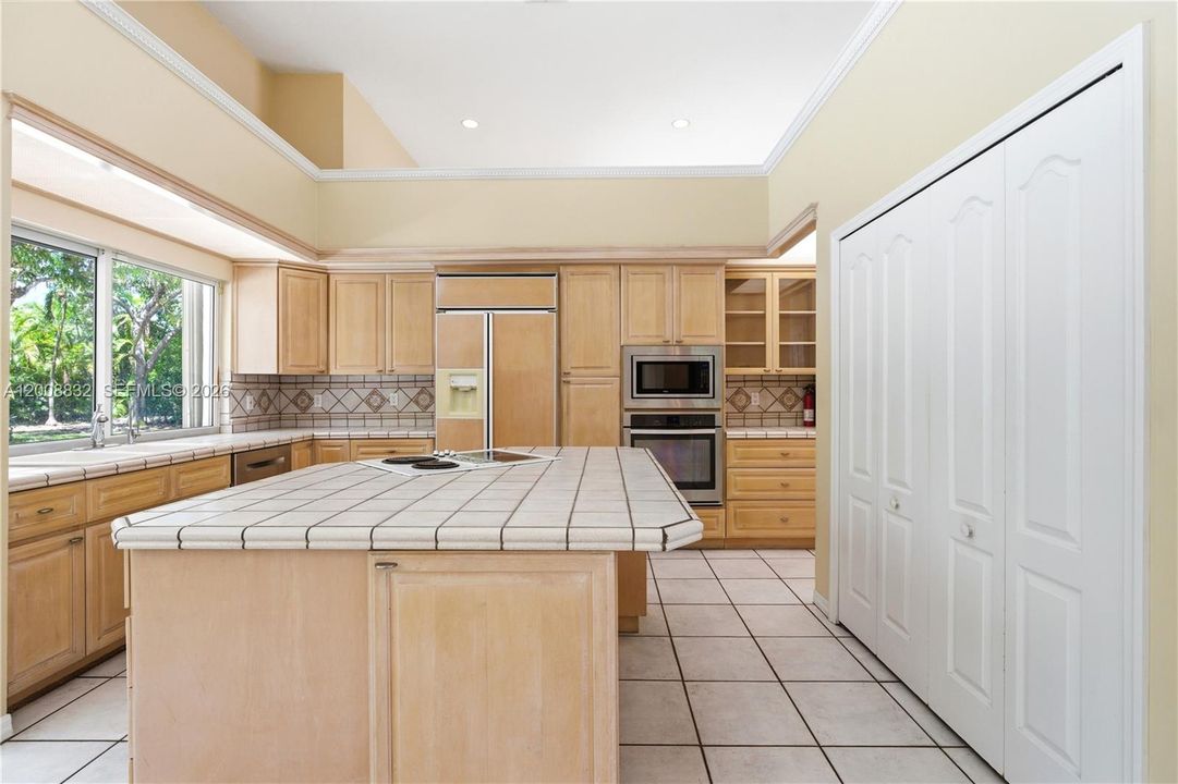 Active With Contract: $2,100,000 (5 beds, 4 baths, 3039 Square Feet)