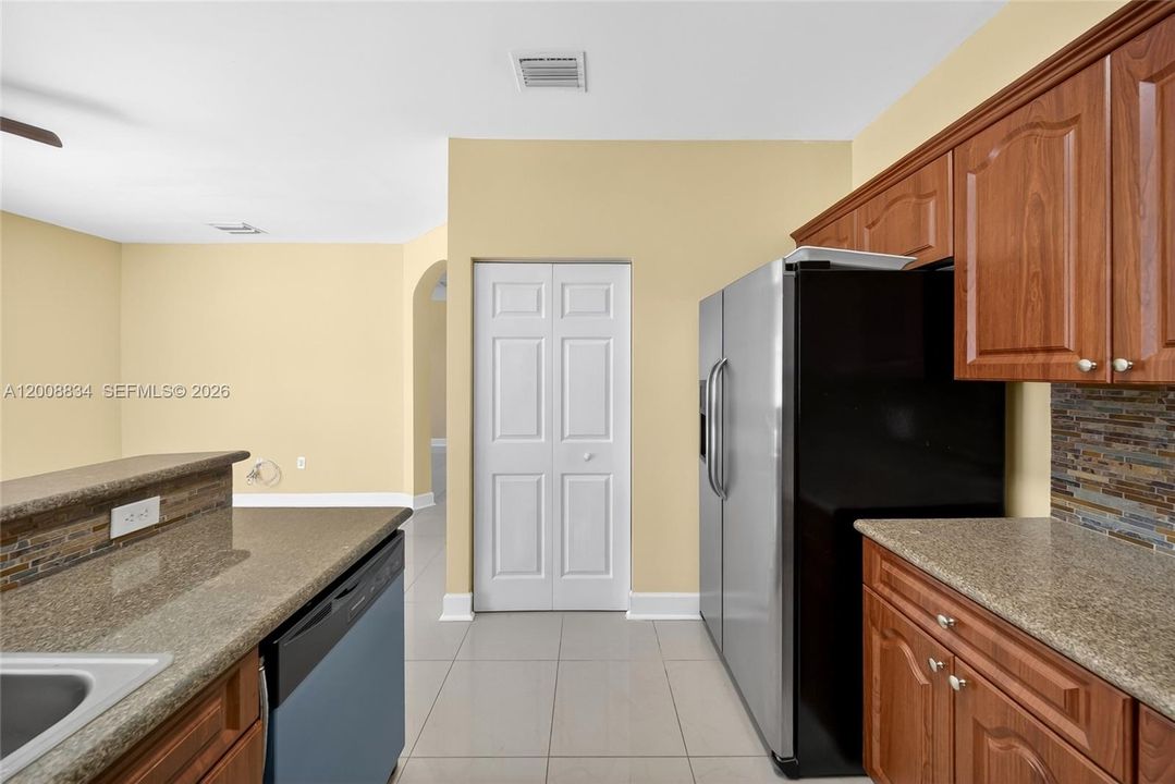 En Venta: $289,000 (3 camas, 2 baños, 1379 Pies cuadrados)