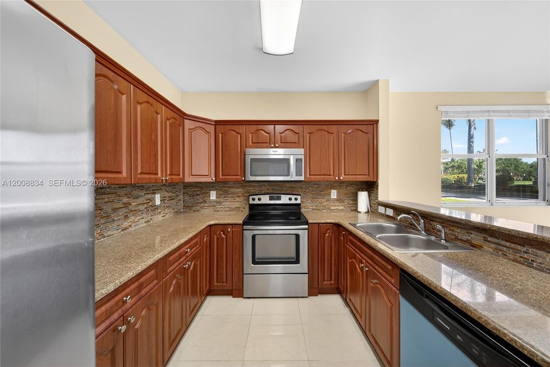 En Venta: $289,000 (3 camas, 2 baños, 1379 Pies cuadrados)