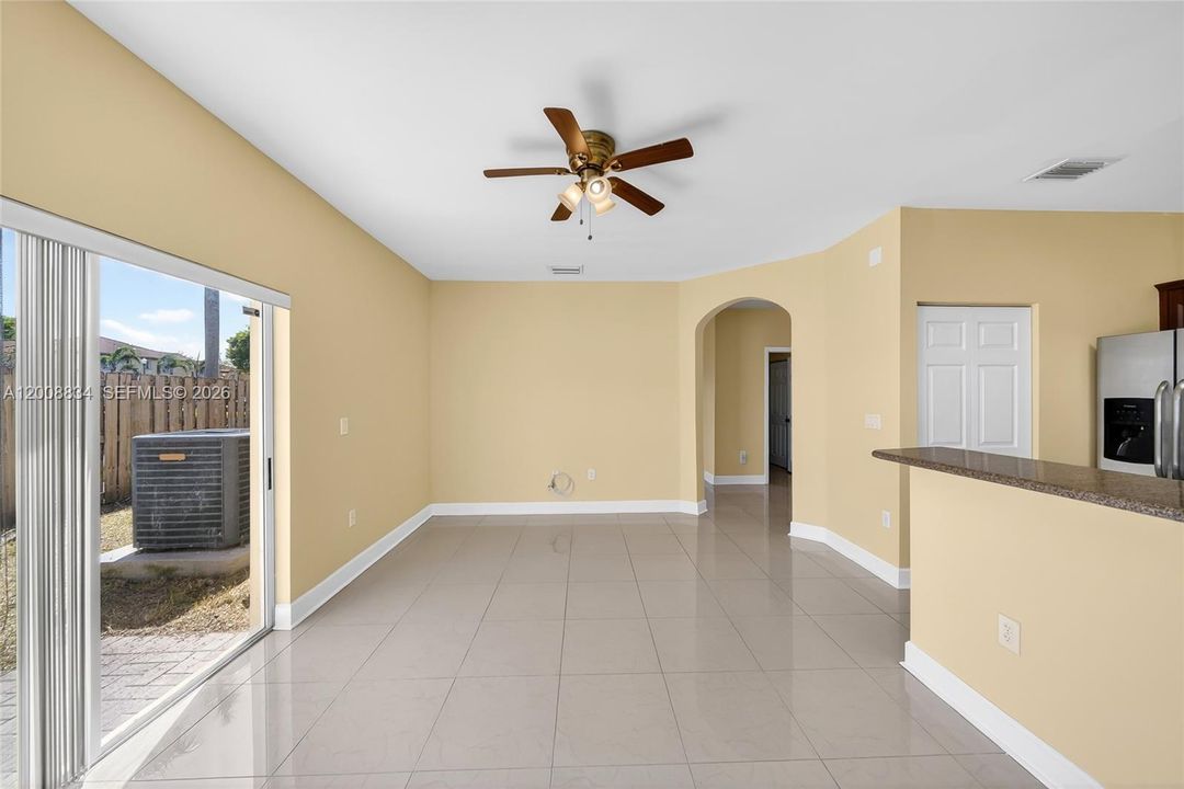En Venta: $289,000 (3 camas, 2 baños, 1379 Pies cuadrados)