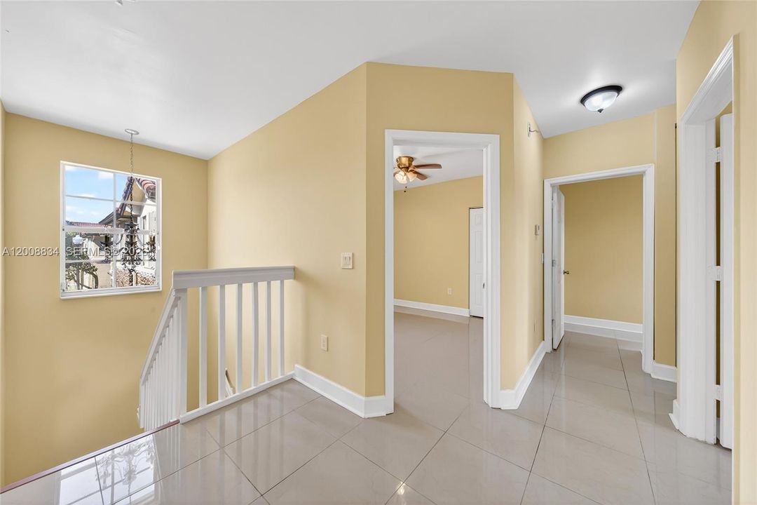 En Venta: $289,000 (3 camas, 2 baños, 1379 Pies cuadrados)