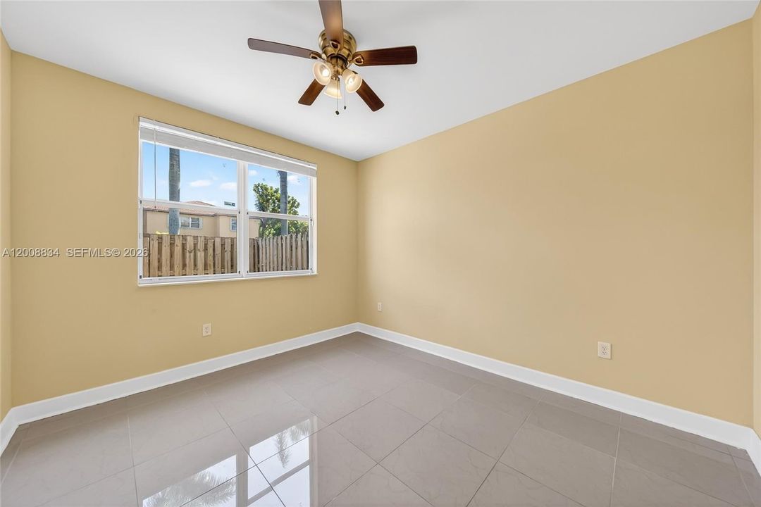 En Venta: $289,000 (3 camas, 2 baños, 1379 Pies cuadrados)