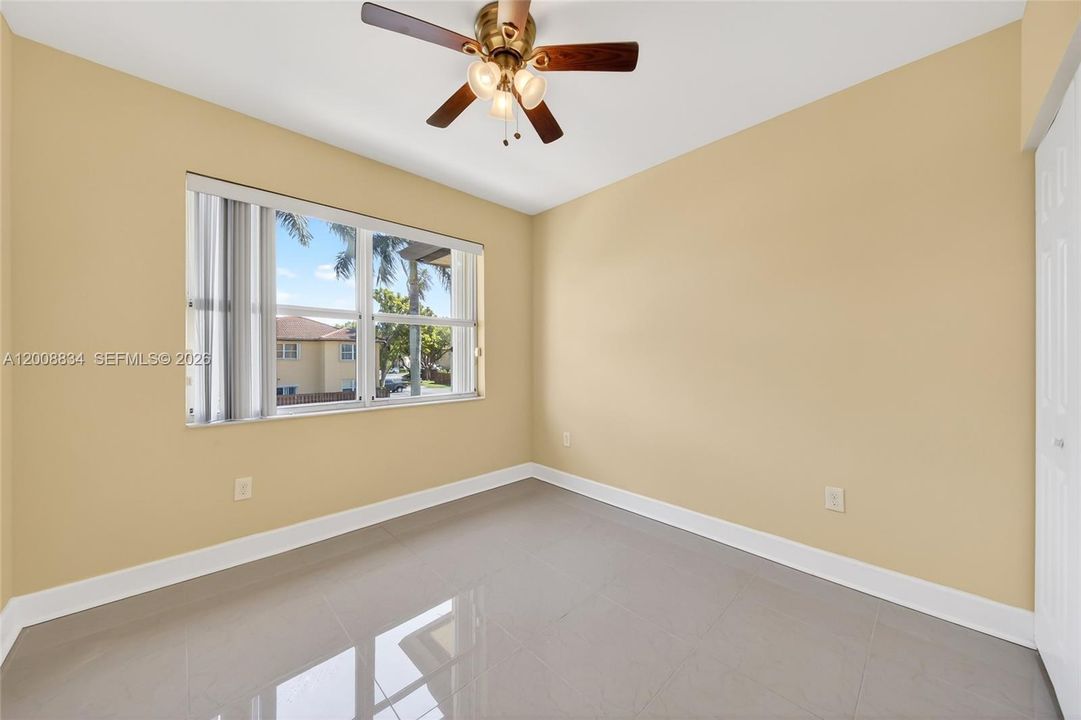 En Venta: $289,000 (3 camas, 2 baños, 1379 Pies cuadrados)