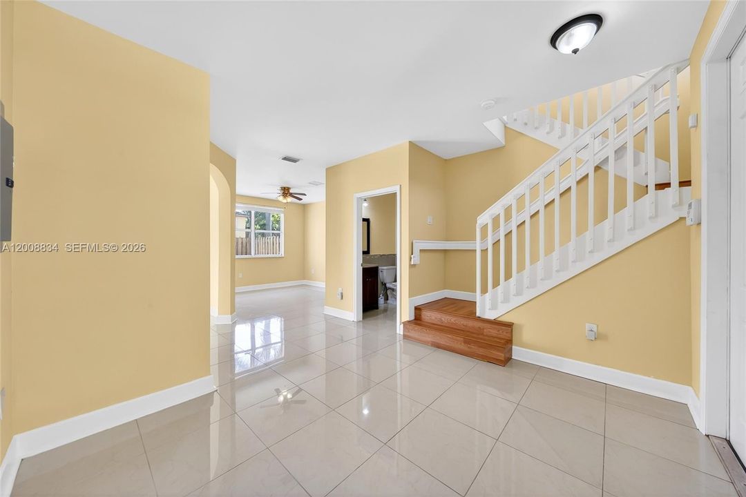 En Venta: $289,000 (3 camas, 2 baños, 1379 Pies cuadrados)