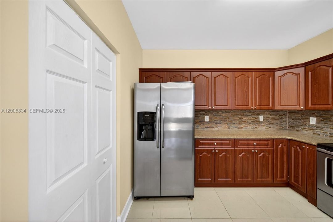 En Venta: $289,000 (3 camas, 2 baños, 1379 Pies cuadrados)