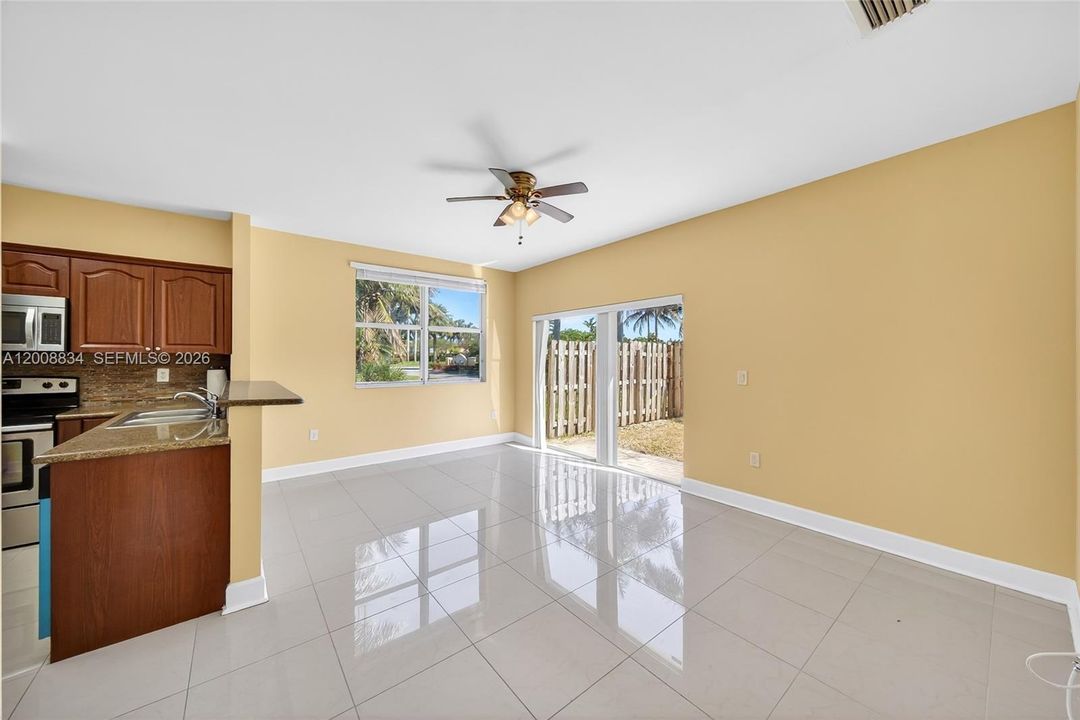 En Venta: $289,000 (3 camas, 2 baños, 1379 Pies cuadrados)