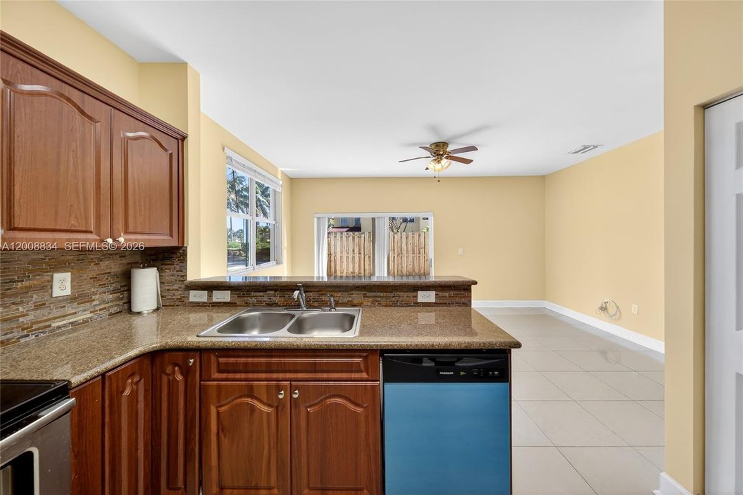En Venta: $289,000 (3 camas, 2 baños, 1379 Pies cuadrados)