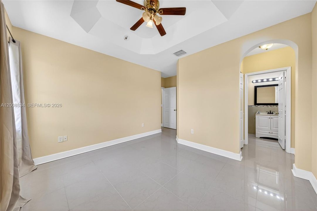 En Venta: $289,000 (3 camas, 2 baños, 1379 Pies cuadrados)