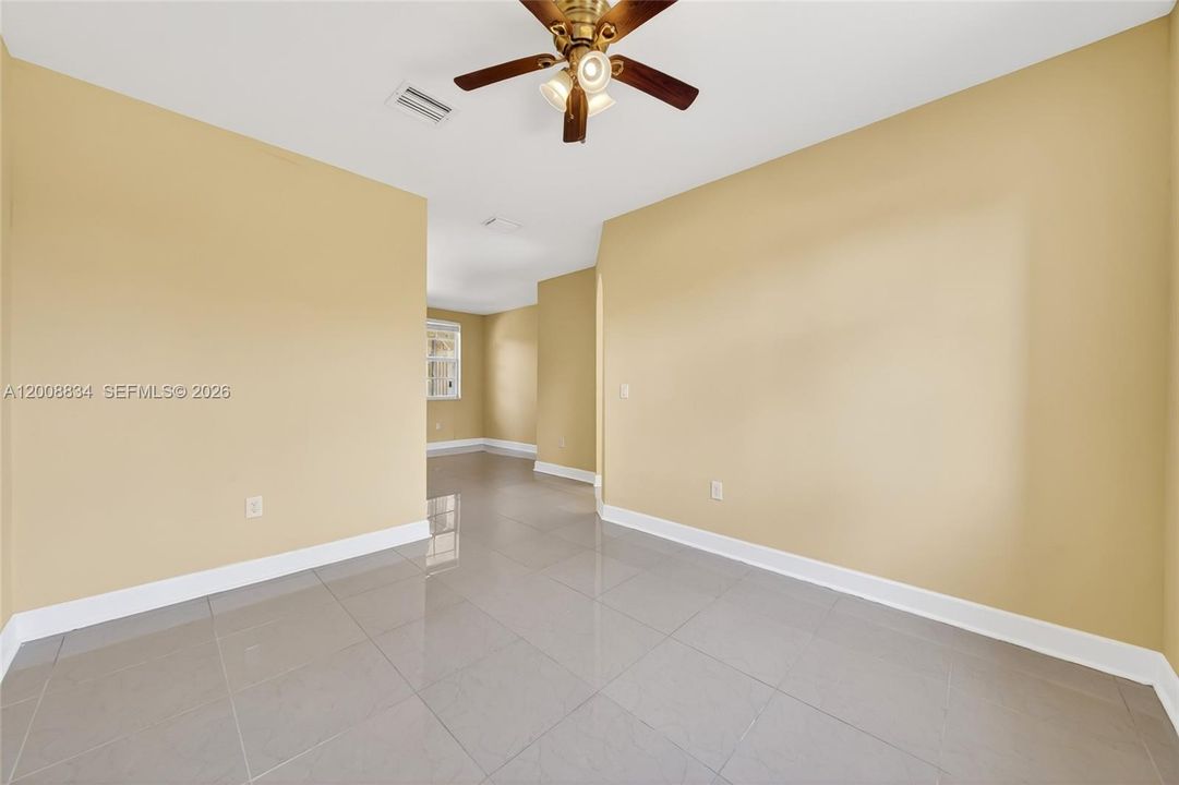 En Venta: $289,000 (3 camas, 2 baños, 1379 Pies cuadrados)