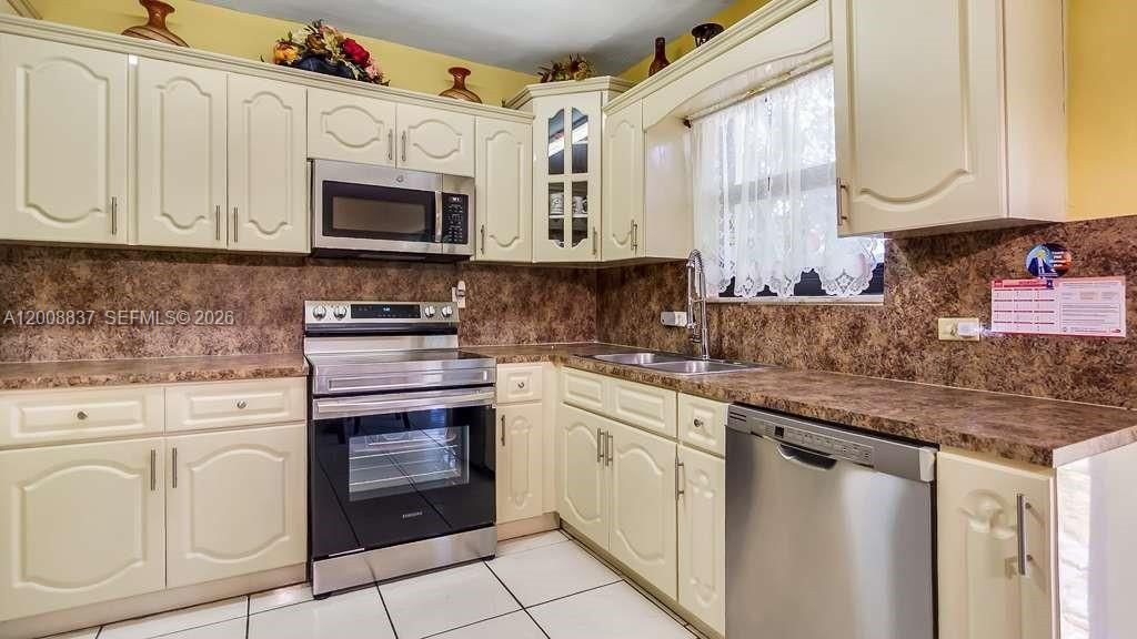 Недавно продано: $529,900 (3 спален, 2 ванн, 1220 Квадратных фут)