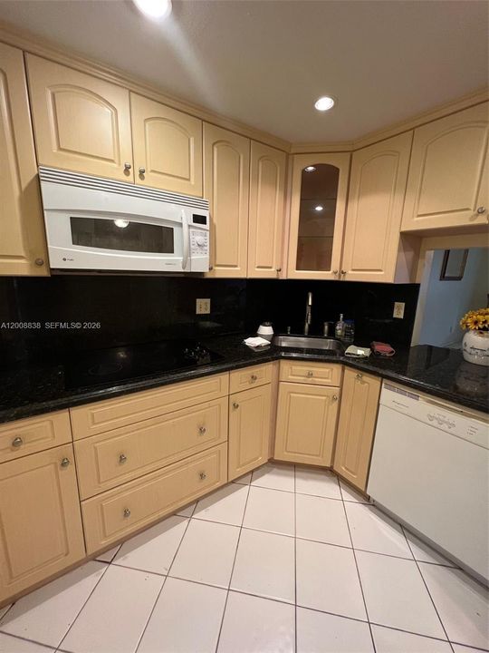 For Sale: $85,000 (1 beds, 1 baths, 660 Square Feet)