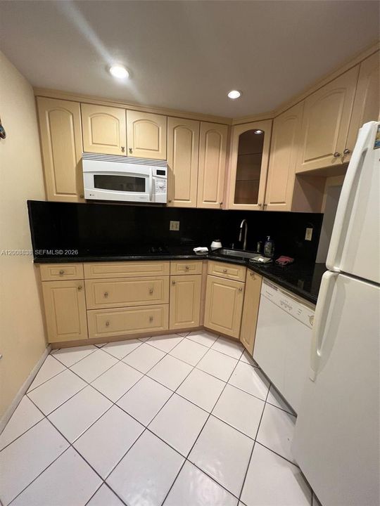 For Sale: $85,000 (1 beds, 1 baths, 660 Square Feet)