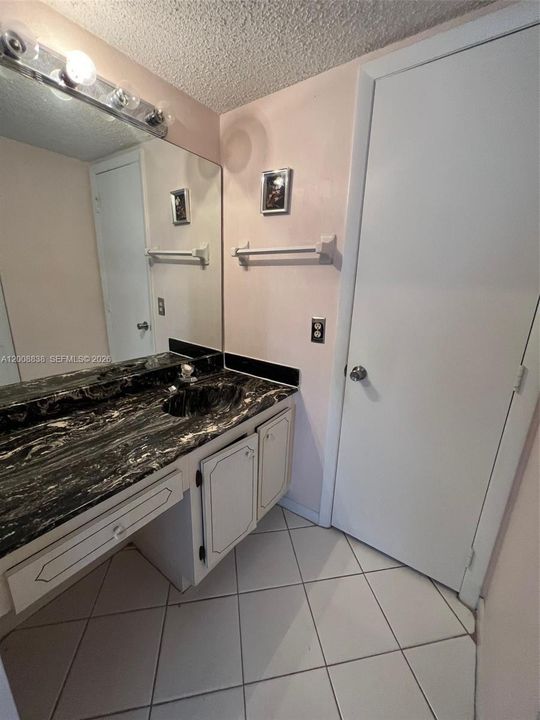 For Sale: $85,000 (1 beds, 1 baths, 660 Square Feet)