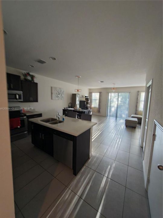 Activo con contrato: $2,800 (3 camas, 2 baños, 1420 Pies cuadrados)
