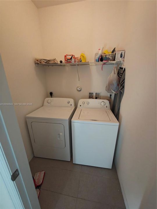 Activo con contrato: $2,800 (3 camas, 2 baños, 1420 Pies cuadrados)