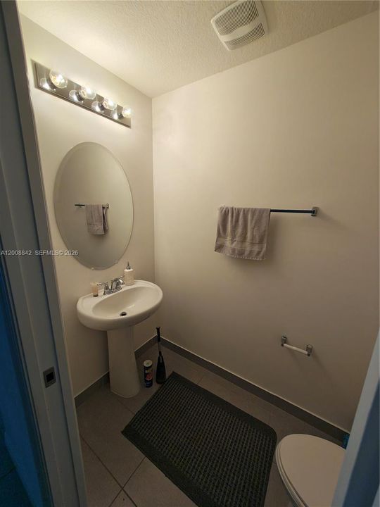 Activo con contrato: $2,800 (3 camas, 2 baños, 1420 Pies cuadrados)