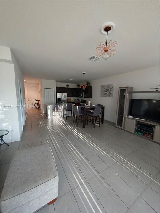 Activo con contrato: $2,800 (3 camas, 2 baños, 1420 Pies cuadrados)