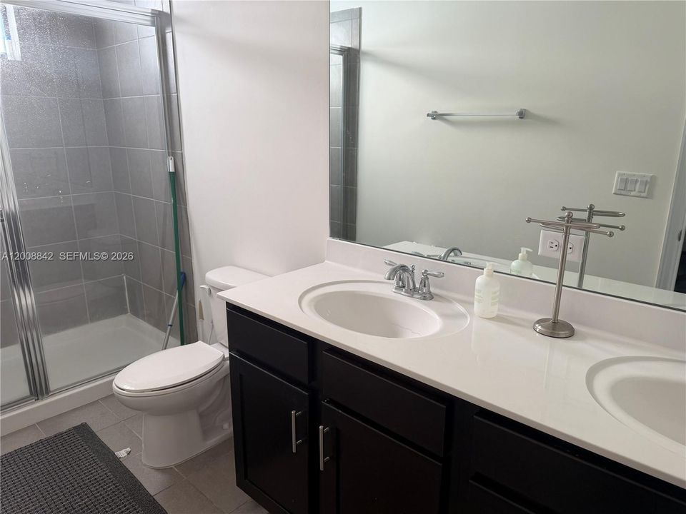 Activo con contrato: $2,800 (3 camas, 2 baños, 1420 Pies cuadrados)