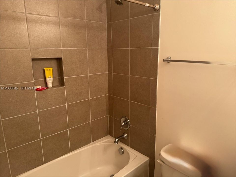 Activo con contrato: $2,800 (3 camas, 2 baños, 1420 Pies cuadrados)