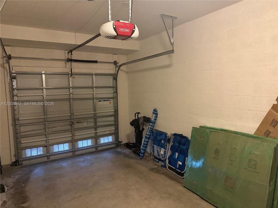 Activo con contrato: $2,800 (3 camas, 2 baños, 1420 Pies cuadrados)
